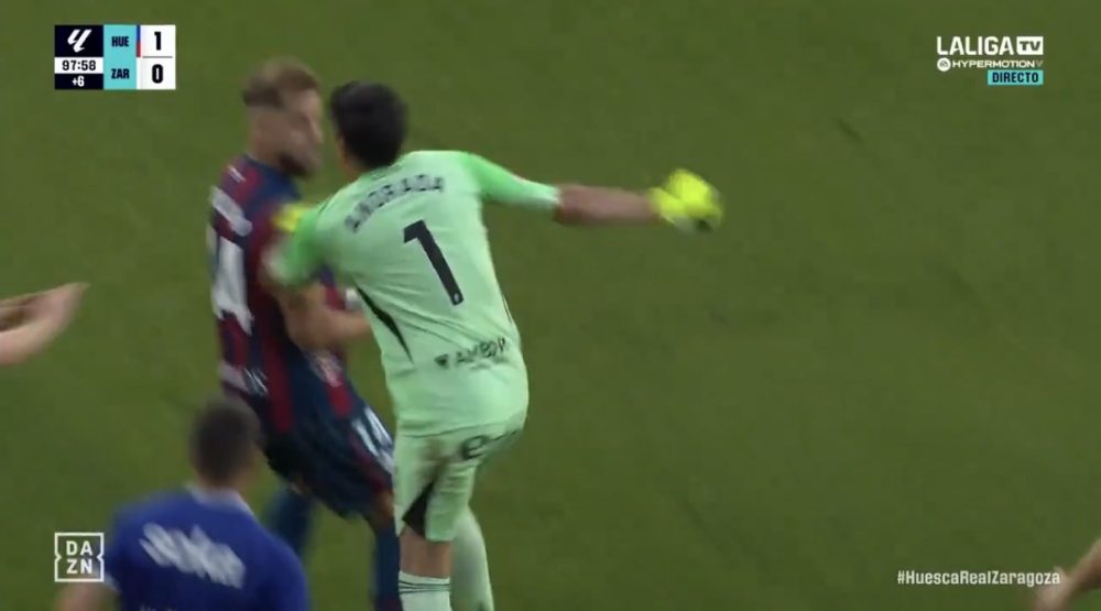 El puñetazo de Esteban Andrada a Jorge Pulido tras ser expulsado en el Huesca - Zaragoza