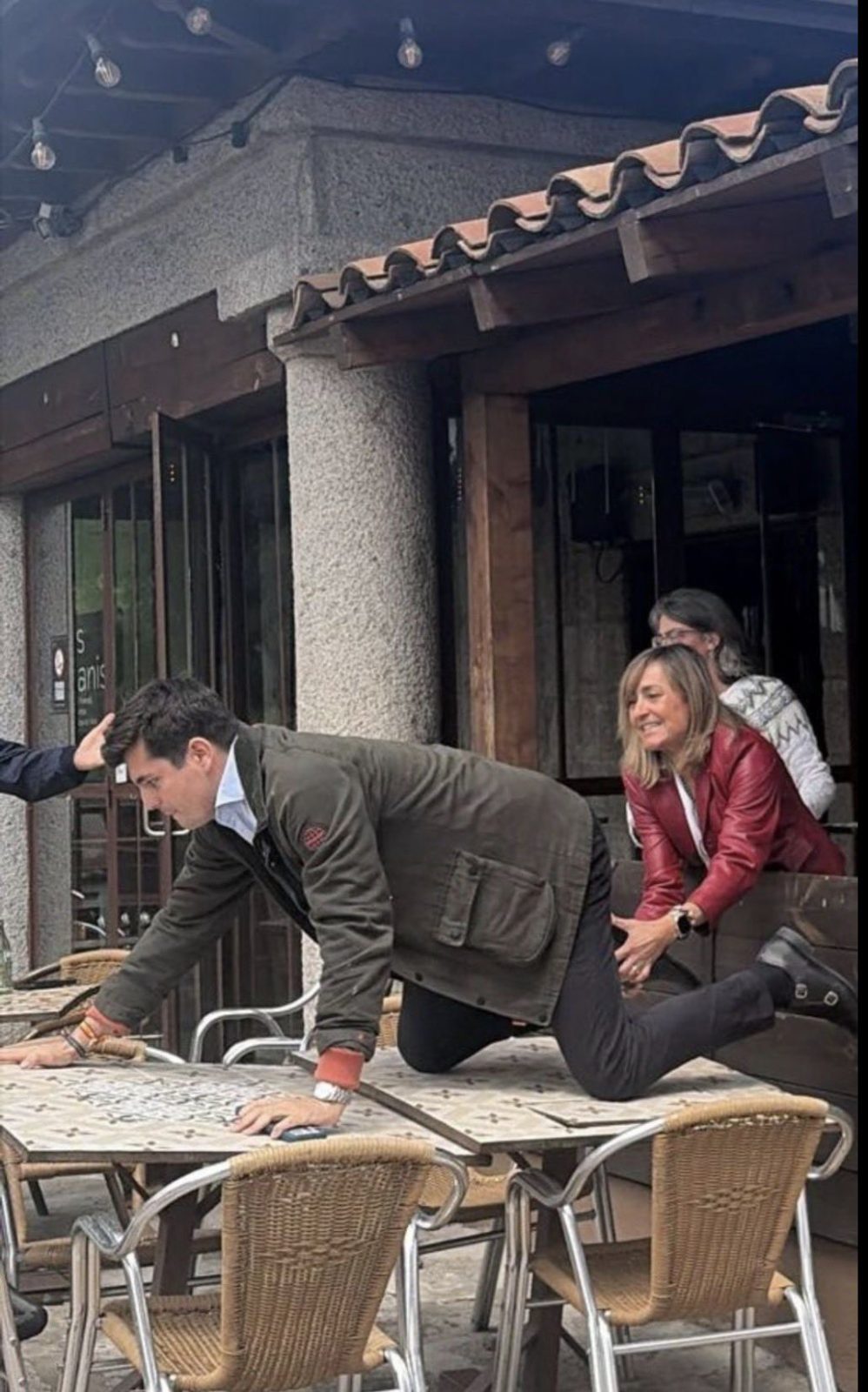 Vito Quiles se encuentra con Begoña Gómez y… ¡Dos salvajes charos aparecieron!