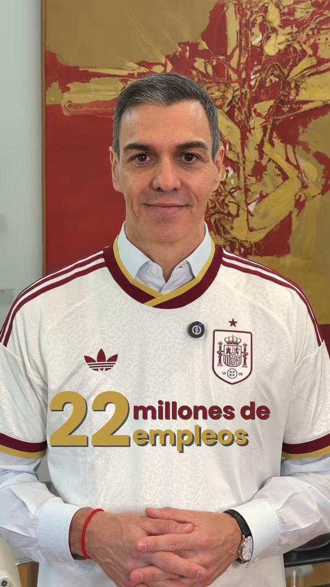 ¿Quién se pone una camiseta de fútbol encima de una camisa?