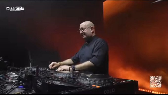 El Padre Guilherme se cascó ayer una sesión de 2,5 horas de techno religioso en homenaje al Papa Francisco en Argentina.