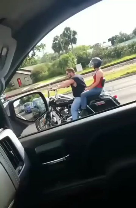 Ir en moto e iniciar una guerra con el conductor de un coche, es como llamar al tanatorio y hacer una reserva.