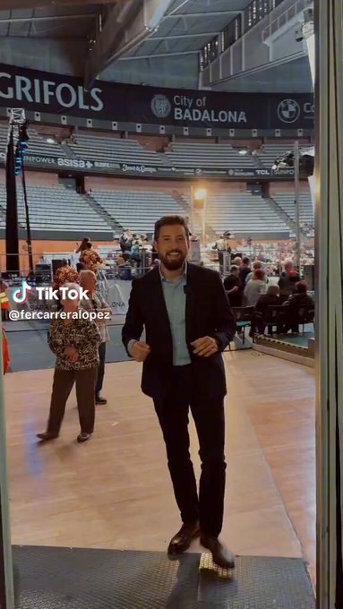 El candidato del PSOE por la alcaldía de Badalona se da un baño de masas charocráticas.