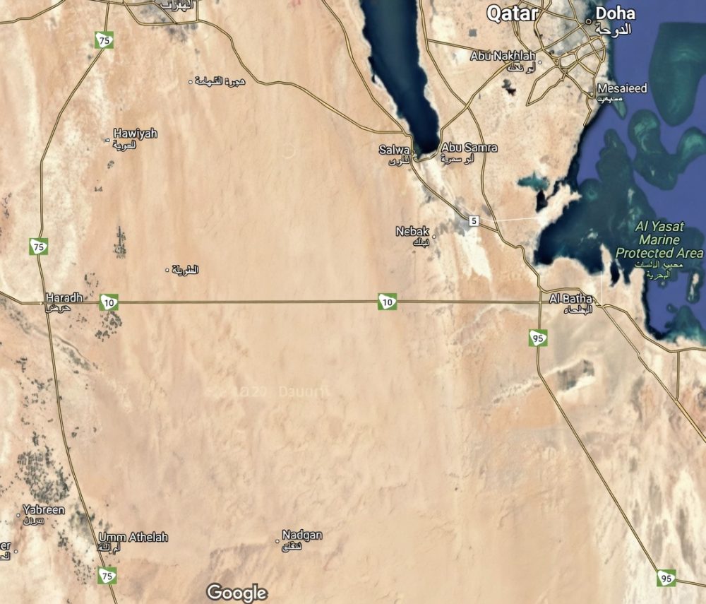 La autopista 10 en Arabia Saudita ostenta el récord del tramo recto de carretera más largo del mundo, con una extensión aproximada de 256 km sin curvas ni giros. Está ubicada en el desierto de Rub al-Khali.