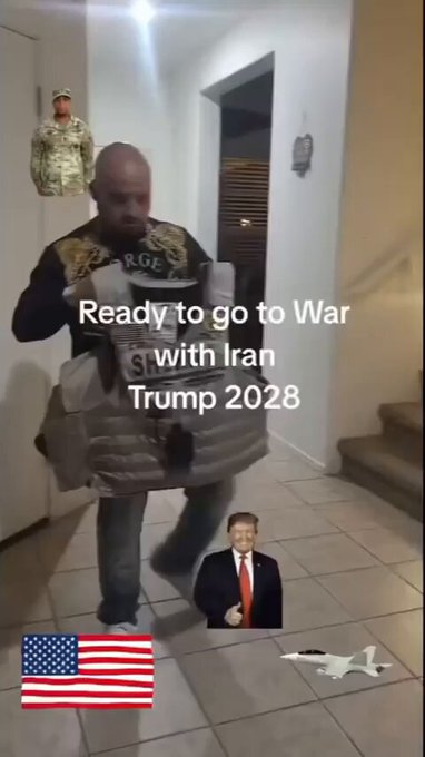 Cuando tu amigo policía se va a cаgаr y aprovechas para ponerte su chaleco y hacerte el chulo en Tiktok.