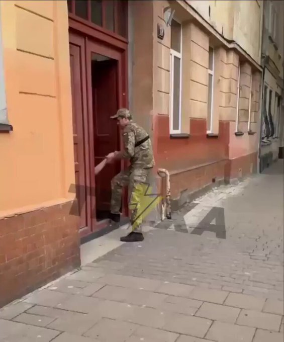 "Otro día de privilegio masculino para algunos hombres ucranianos, arrancados de sus casas y enviados a la guerra".