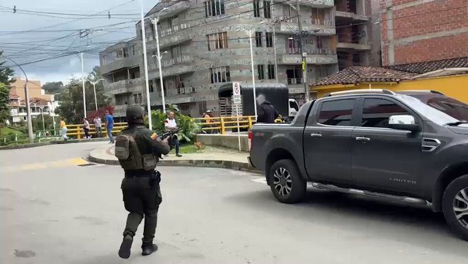 Atrapan a un miembro del Tren de Aragua en Colombia mientras un civil caminaba sin entender qué estaba pasando.
