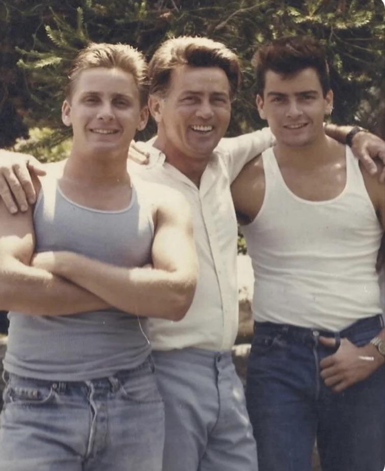 Martin Sheen con sus hijos Emilio Estevez y Charlie Sheen, alrededor de la década de 1980.