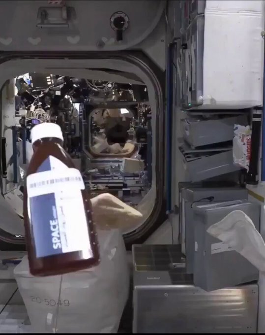 Un astronauta se prepara un cacho de pan con miel en el espacio.