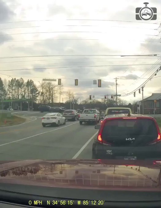 Mujer de 88 años confunde el freno con el acelerador.