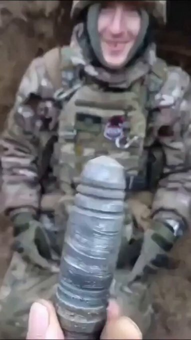 La paró con el pecho.