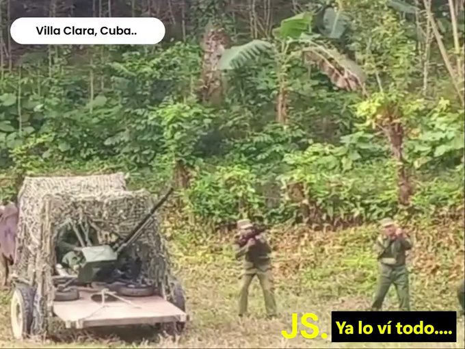 El Ejercito en Cuba monta en una carreta tirada por bueyes una batería antiaérea, durante un entrenamiento militar.
