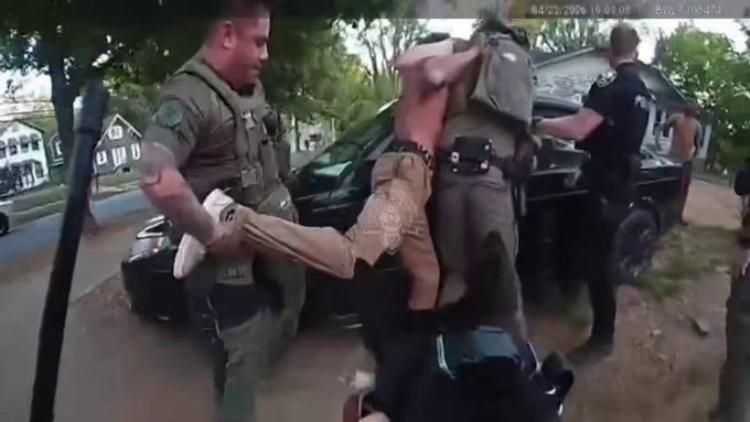 Un hombre que estaba siendo arrestado en Alabama es mordido por un K-9 policial e intenta morder al perro.