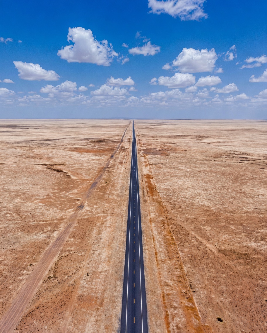 La autopista 10 en Arabia Saudita ostenta el récord del tramo recto de carretera más largo del mundo, con una extensión aproximada de 256 km sin curvas ni giros. Está ubicada en el desierto de Rub al-Khali.