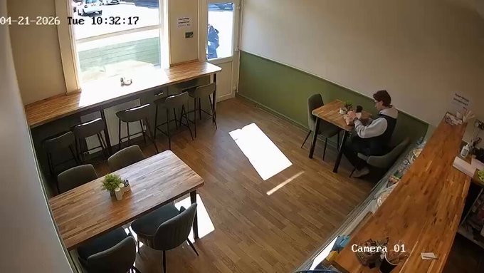 Un hombre de 67 años entra en una cafetería y apuñaIa a un hombre.