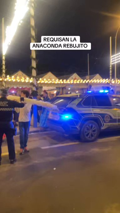 Caballero caballero, esa torre de vasos de plástico excede la longitud reglamentaria según la última ordenanza municipal.