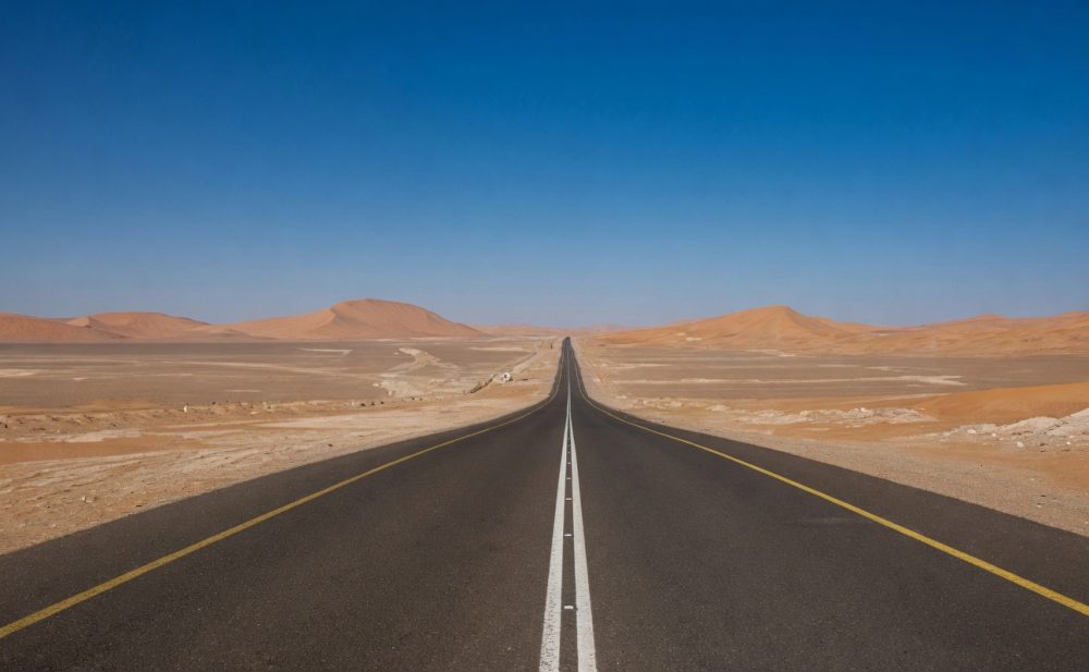 La autopista 10 en Arabia Saudita ostenta el récord del tramo recto de carretera más largo del mundo, con una extensión aproximada de 256 km sin curvas ni giros. Está ubicada en el desierto de Rub al-Khali.