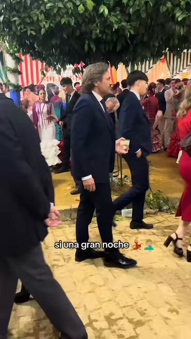 ¿Alguien sabe si uno de los requisitos para ir a la feria de Sevilla es ir literalmente doblado?