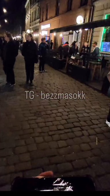 Casi le saca el protector de pantalla.