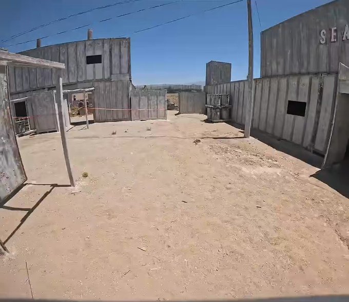 Un hombre que participaba en una partida de airsoft en Inglaterra grabó cómo ganaba el juego usando solo un cuchillo.