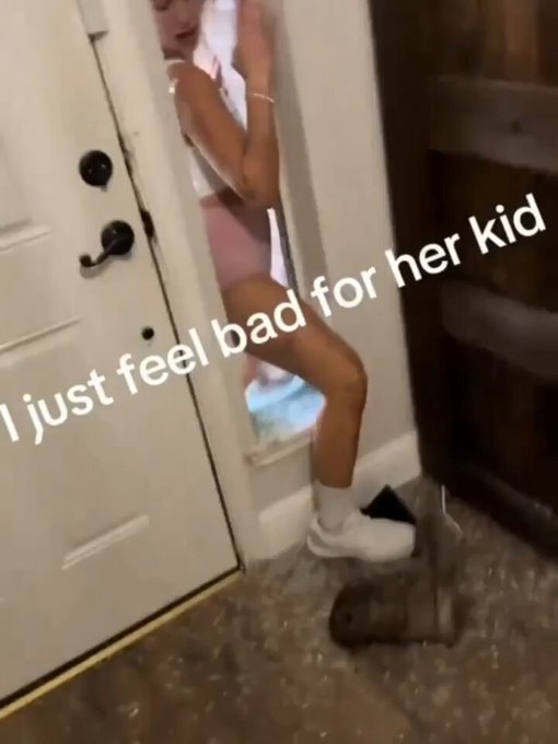 Una mujer aparece en casa de su ex para pedirle sosegadamente que le explique por qué rompió con ella.