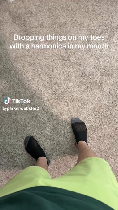 Tirándome cosas en los dedos de los pies mientras tengo una armónica en la boca.
