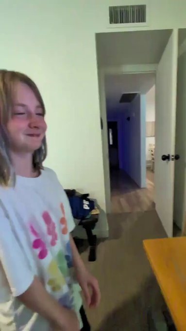 Crea un script para devolver las llamadas de telemarketing y atraparlos en un bucle infinito de RickRolls que no finaliza hasta que ellos bloquean su número.