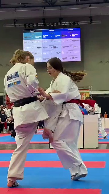 La estudiante de medicina de 24 años y karateka profesional polaca Olivia Kurzątkowska terminó el combate por nocaut en solo el séptimo segundo al lanzar a su rival (española) una increíble patada giratoria de retorno 'Kaiten', algo raramente visto en las competiciones.