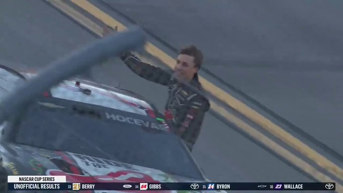 Piloto de la NASCAR celebra la victoria sacando el cuerpo por la ventanilla y acaba estrellándose contra el muro.