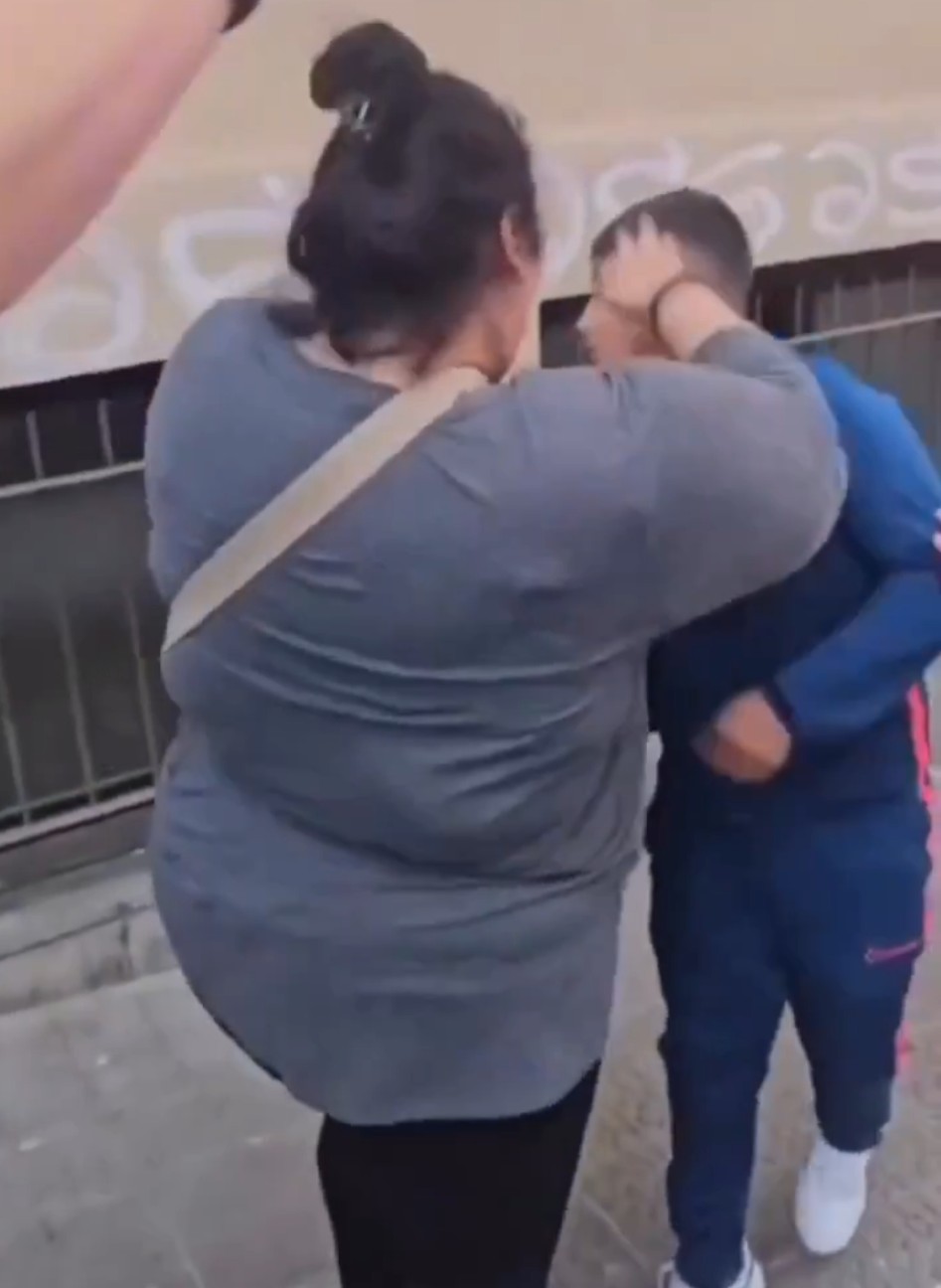 Bilbao: un hombre señala al niño que le ha intentado robar y el chaval intenta agredirle mientras su madre le disuade con un par de tortazos.