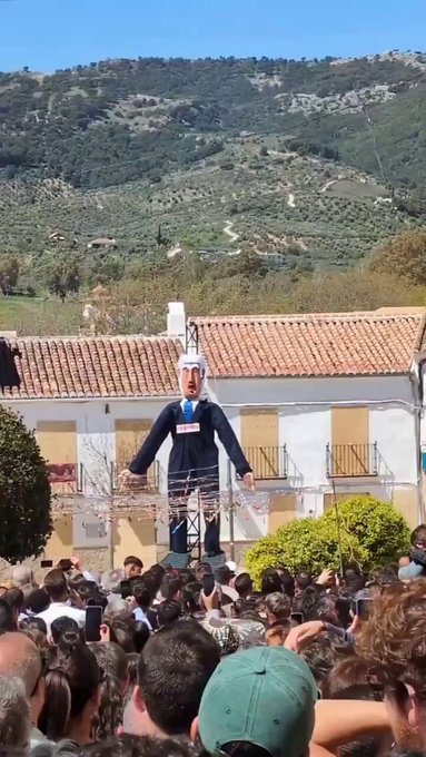 Este año, durante las festividades de Semana Santa en El Burgo (Málaga), la población sacrificó a Netanyahu "para derrotar al mal", conmemorando el Domingo de la Resurrección de Jesús.