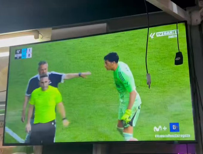 Cuando es empujoncito, el jugador cae como si hubiera muеrto para buscar la tarjeta.