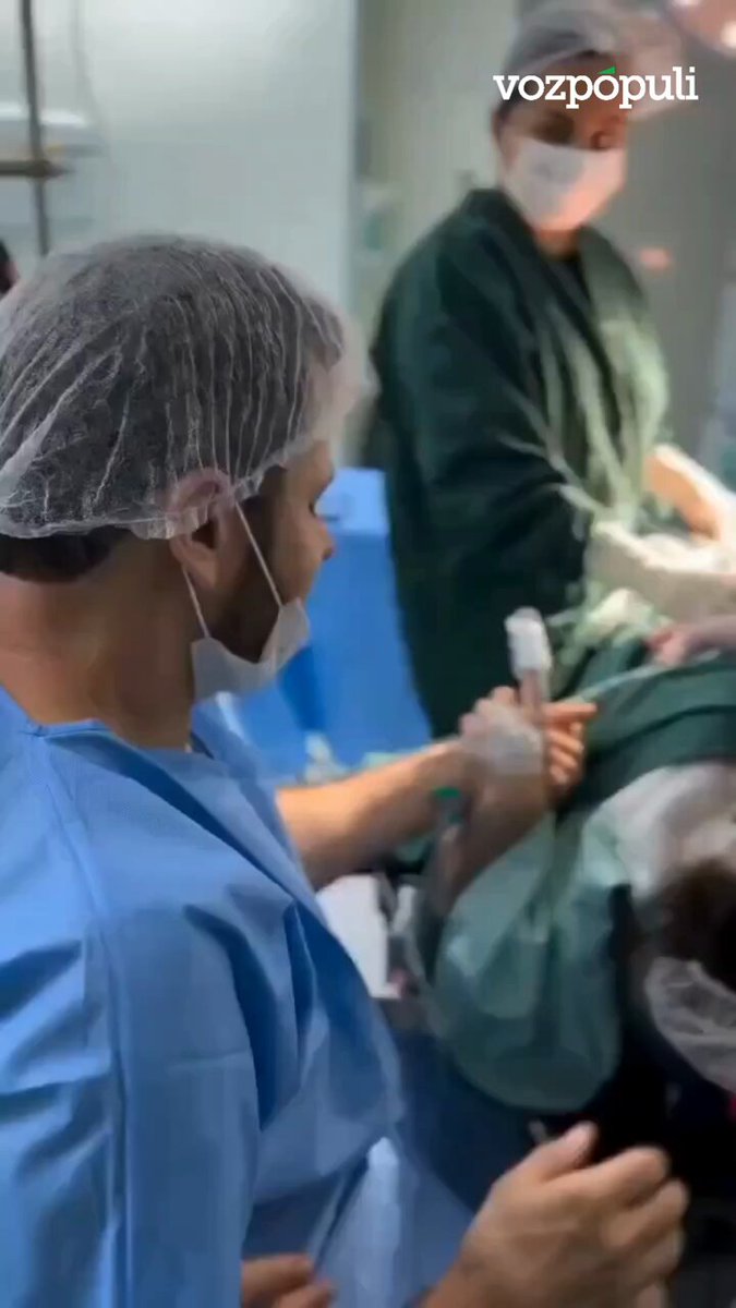 Un padre pierde el conocimiento durante el parto de su hijo y los doctores no pueden aguantarse la risa.