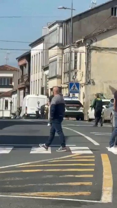 La colaboración ciudadana ayuda a reducir a un sujeto que estaba resistiéndose a la detención por parte de 1,5 agentes de la Guardia Civil..