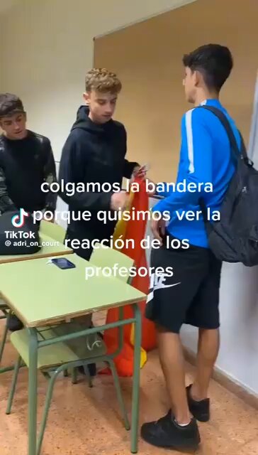 Cuando unos chavales colgaron la bandera de España en el tablero para ver la reacción de los profesores.