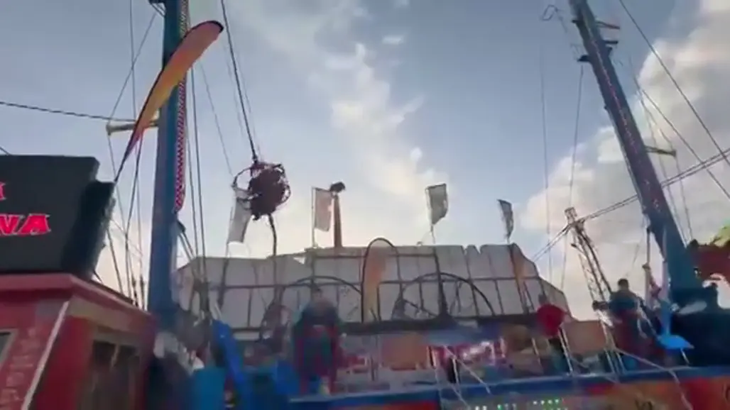 Momento en el que se rompe una de las gomas del SlingShot la calle del Infierno, Sevilla