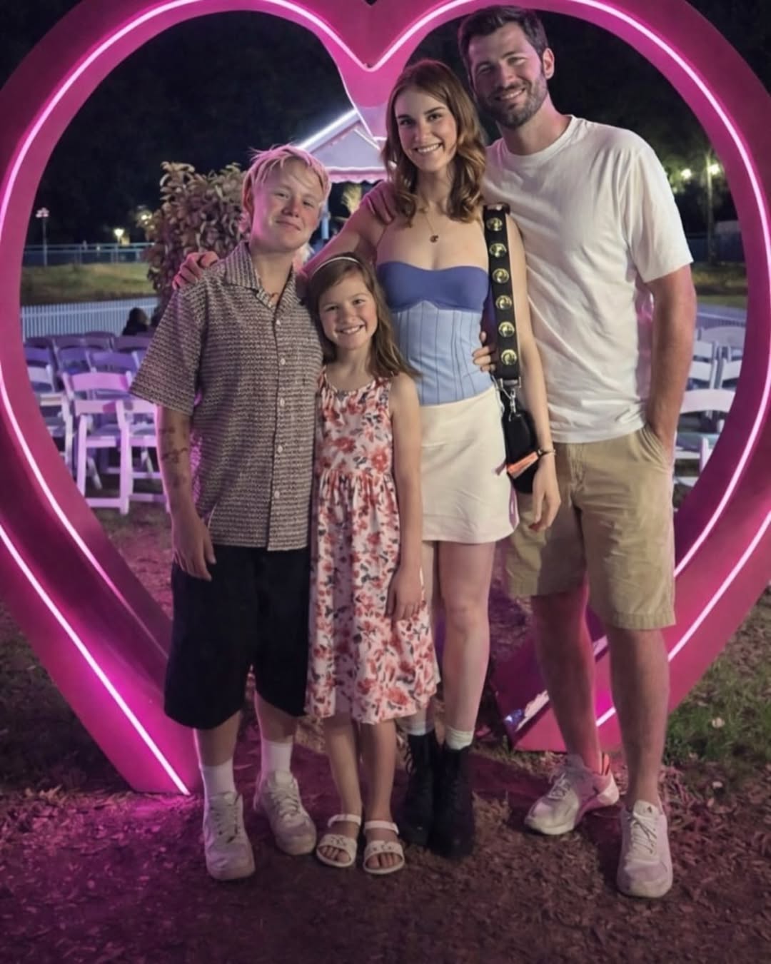 Never forget cuando una pareja de Iesbianas le pidió a la IA que convirtiera su foto de pareja en una foto familiar.
