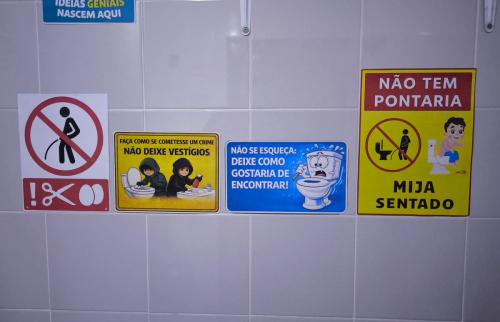 Carteles disuasorios vistos en los baños de una cafetería en Viana do Castelo (Portugal).