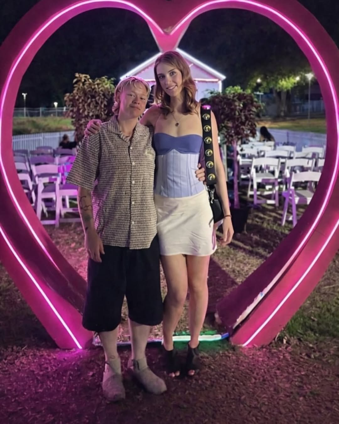 Never forget cuando una pareja de Iesbianas le pidió a la IA que convirtiera su foto de pareja en una foto familiar.