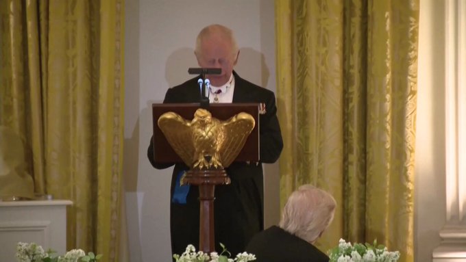 El rey Carlos esta noche frente a Trump: “Recientemente comentaste, señor presidente, que si no fuera por Estados Unidos, los países europeos estarían hablando alemán. Me atrevo a decir que si no fuera por nosotros, ustedes estarían hablando francés”.