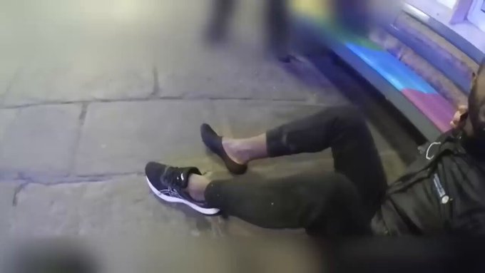 Una pareja gay de izquierdas invita a un inmigrante africano a su casa y... acaban decapіtados.