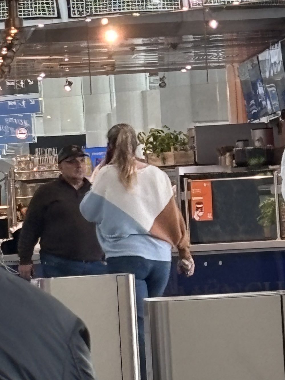 "Esta mujer en el aeropuerto es exactamente igual que mi desodorante".