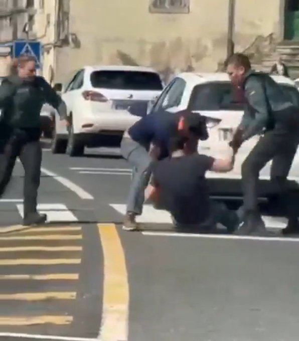 La colaboración ciudadana ayuda a reducir a un sujeto que estaba resistiéndose a la detención por parte de 1,5 agentes de la Guardia Civil..