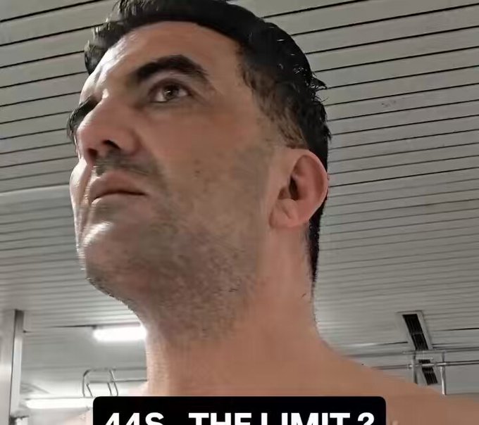 Este hombre con la piel de adamantium se afeita en 45 segundos.