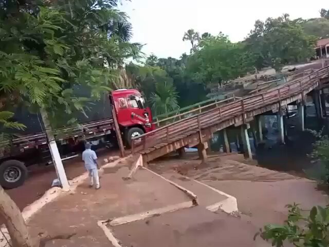 Pasaré con mi camión con 40 toneladas de carga por este puente hecho con palos de helado... ¿Qué podría salir mal?