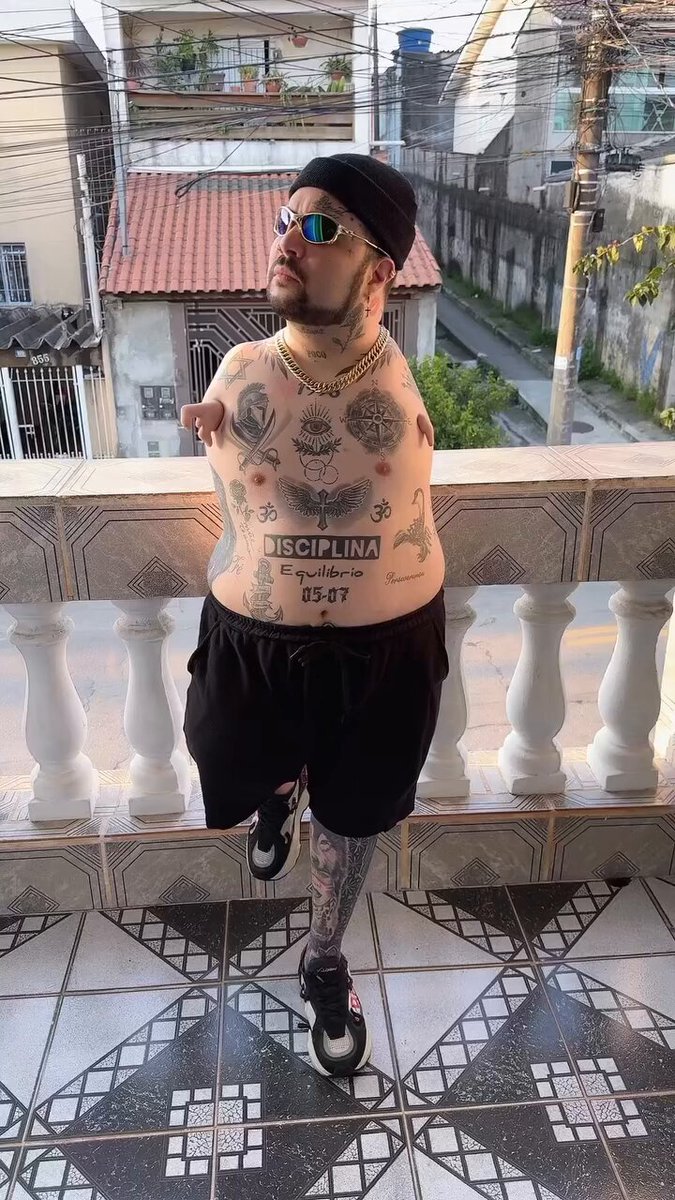 La parte buena es que tatuarse el brazo entero le va a salir barato.