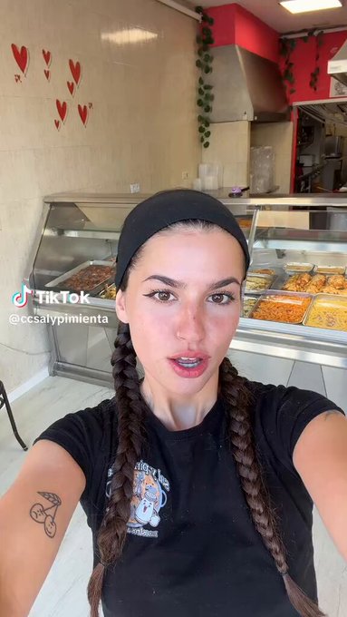 Esta pareja joven que ha montado un negocio de comida precocinada son como una gota en el desierto.