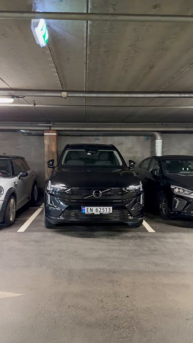 "Por seguridad, no se permiten vehículos eléctricos en este aparcamiento".