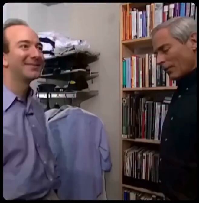 Jeff Bezos en 1999 mostrando su mesa de escritorio hecha con una puerta. Por esas fechas tenía un patrimonio superior a los 10.000 millones.