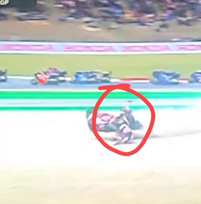 El feo accidente de Zarco ayer en la carrera de MotoGP.