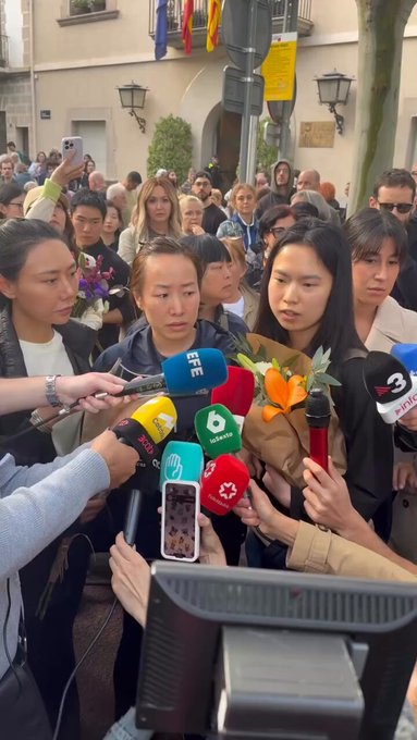 Los familiares de la chica asesinada en Esplugues de Llobregat no parecen fiarse mucho de la versión oficial y exigen una investigación "clara y rápida".